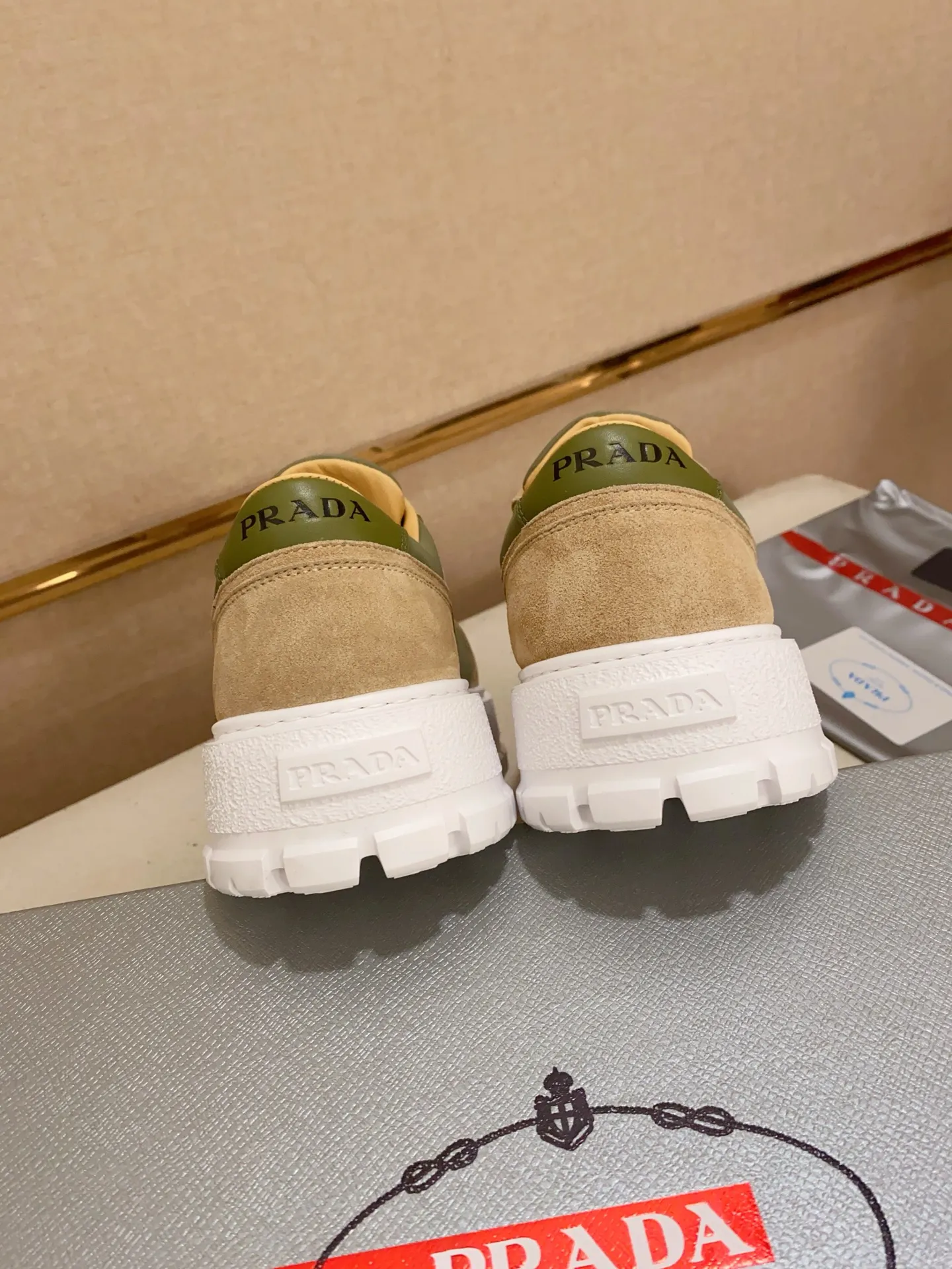 Men's shoes💰 620💰 ✔️✔️✔️Higher version High-quality new PRADA counters are launched simultaneously. The new men's shoes and 😘fabrics are selected from first-layer cowhide and are made by pure handicrafts. Lining: Full cowhide lining. 👍🏿 High-end ☄️ air-cushion molded anti-slip rubber outsole, exquisite lines, simple and elegant, comfortable and high-end for leisure travel. Code number: 38 to 44